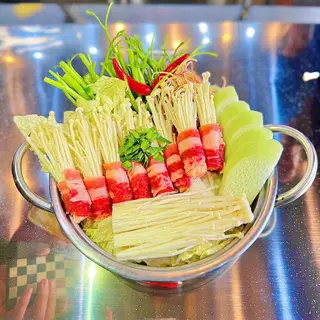 Hình ảnh Lẩu tomyum bò cuộn kim châm
