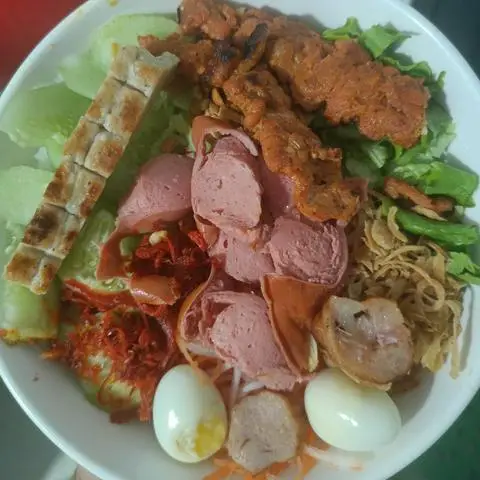 Hình ảnh BÚN TRỘN ĐẦY ĐỦ + 2 xúc xích chiên