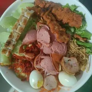 Hình ảnh BÚN TRỘN ĐẦY ĐỦ + 2 xúc xích chiên