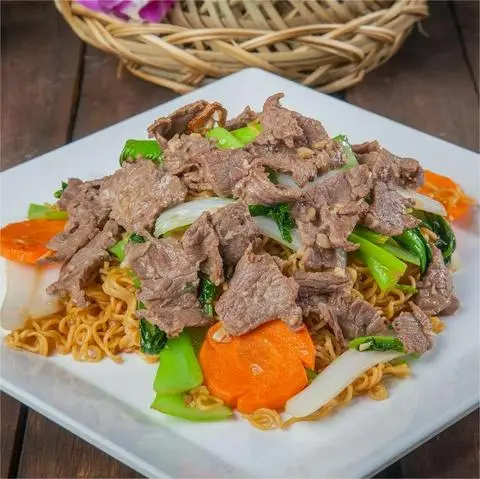 Hình ảnh Bà Má - Cơm, Nui & Mì Xào Bò - Đoàn Văn Bơ