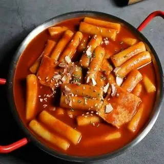 Hình ảnh Bánh gạo tokkboki sốt cay