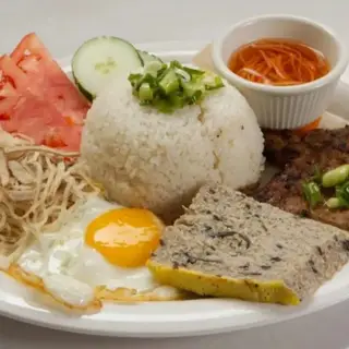 Hình ảnh Cơm tấm bì trứng ốp la