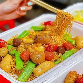 Hình ảnh Mì xào cá viên mắm tỏi - phần vừa