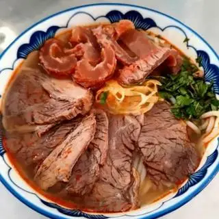 Hình ảnh Bún bò mỡ nổi nạm gân