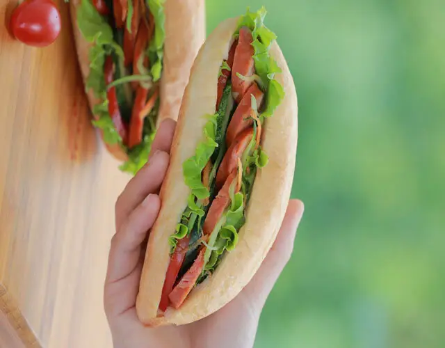 Hình ảnh Bánh mì trứng - xúc xích