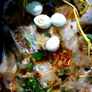 Hình ảnh Bánh tráng gánh trộn rau xoài tắc ớt trứng