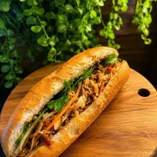 Hình ảnh Bánh mì gà xé 