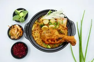 Hình ảnh Mì kim chi đùi gà