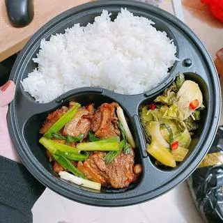 Hình ảnh Cơm thịt rang cháy cạnh