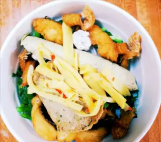 Hình ảnh Bánh đa cá măng cay đặc biệt kèm quẩy