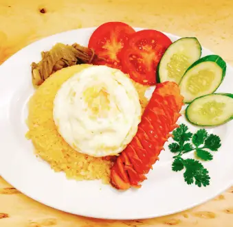 Hình ảnh Cơm xúc xích trứng