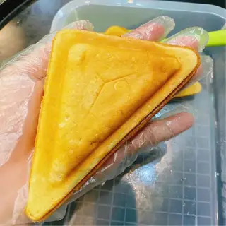 Hình ảnh Hotdog sốt trứng muối hoàng kim mix xúc xích