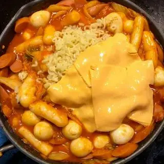 Hình ảnh Mì Cay Tokbokki Chả Cá Xúc Xích