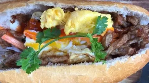 Hình ảnh Bánh mì chả cá + 2 trứng
