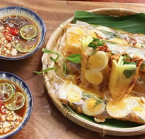 Hình ảnh Bánh tráng cuốn chấm sốt bò me