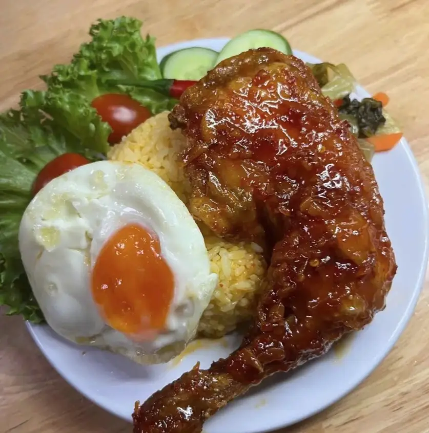 Hình ảnh Cơm đùi gà góc tư - tặng trứng
