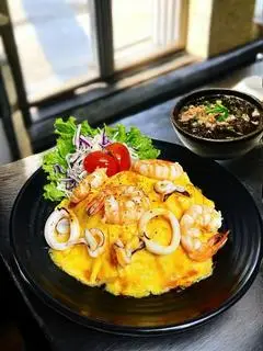 Hình ảnh Cơm chiên tôm mực phủ trứng