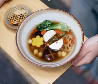 Hình ảnh Mì tiềm và nấm chua với mì căn kho cà ri