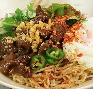 Hình ảnh Mì trộn bò xào hành
