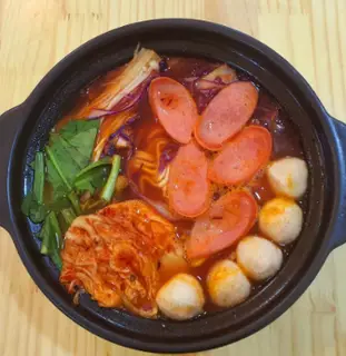 Hình ảnh Mì kim chi xúc xích