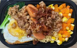 Hình ảnh Xúc xích trứng sốt thịt bằm