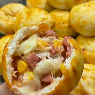 Hình ảnh Pizza boom xúc xích