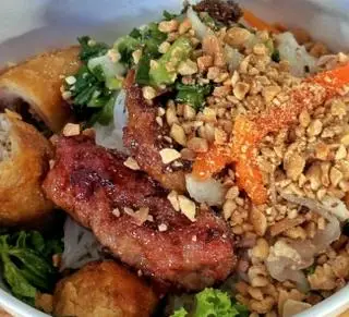 Hình ảnh Bún thịt nướng - thập cẩm
