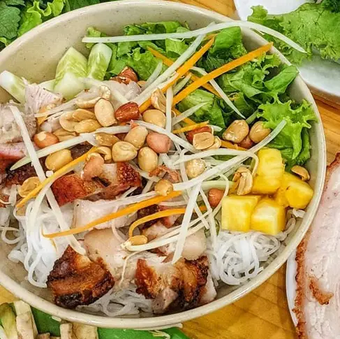 Hình ảnh Bún trộn thịt heo quay