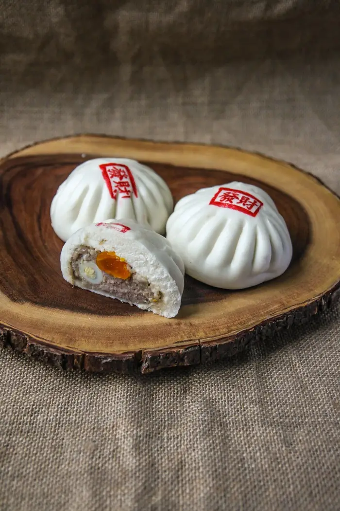 Hình ảnh Bánh bao trứng cút - trứng muối lớn