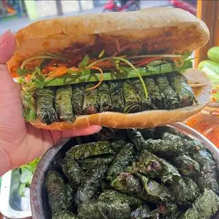 Hình ảnh Bánh mì bò lá lốt