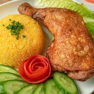 Hình ảnh Cơm gà xối mỡ(góc tư đùi)