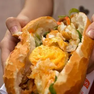 Hình ảnh Bánh mì chả cá - ốp la