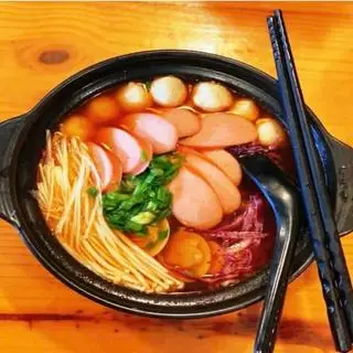 Hình ảnh Mì cay kim chi lẩu Thái xúc xích