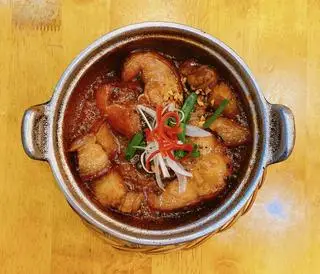 Hình ảnh Cá lóc kho kẹo thịt ba rọi