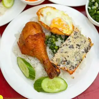 Hình ảnh Cơm đùi gà nướng - ốp la - chả
