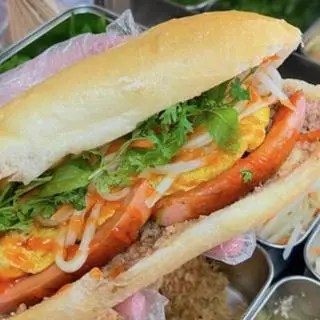 Hình ảnh Bánh mì Nam pate chả chiên