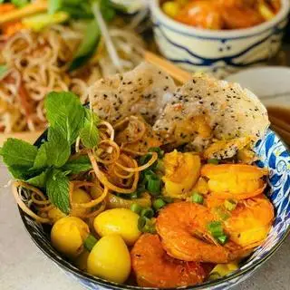 Hình ảnh Mì Quảng trộn tôm thịt