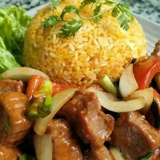 Hình ảnh Cơm phủ trứng bò lúc lắc 