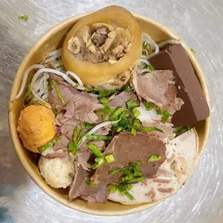 Hình ảnh Bún bò Huế móng tròn