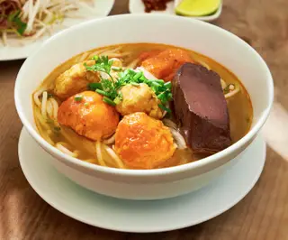Hình ảnh Bún bò nạm chả cua