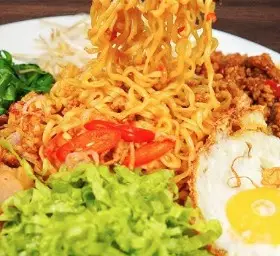 Hình ảnh Mì trộn trứng la