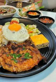 Hình ảnh Cơm tấm sườn chả trứng ốp