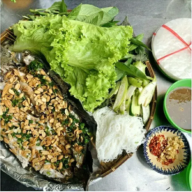 Hình ảnh Cá lóc nướng rau rừng - con lớn
