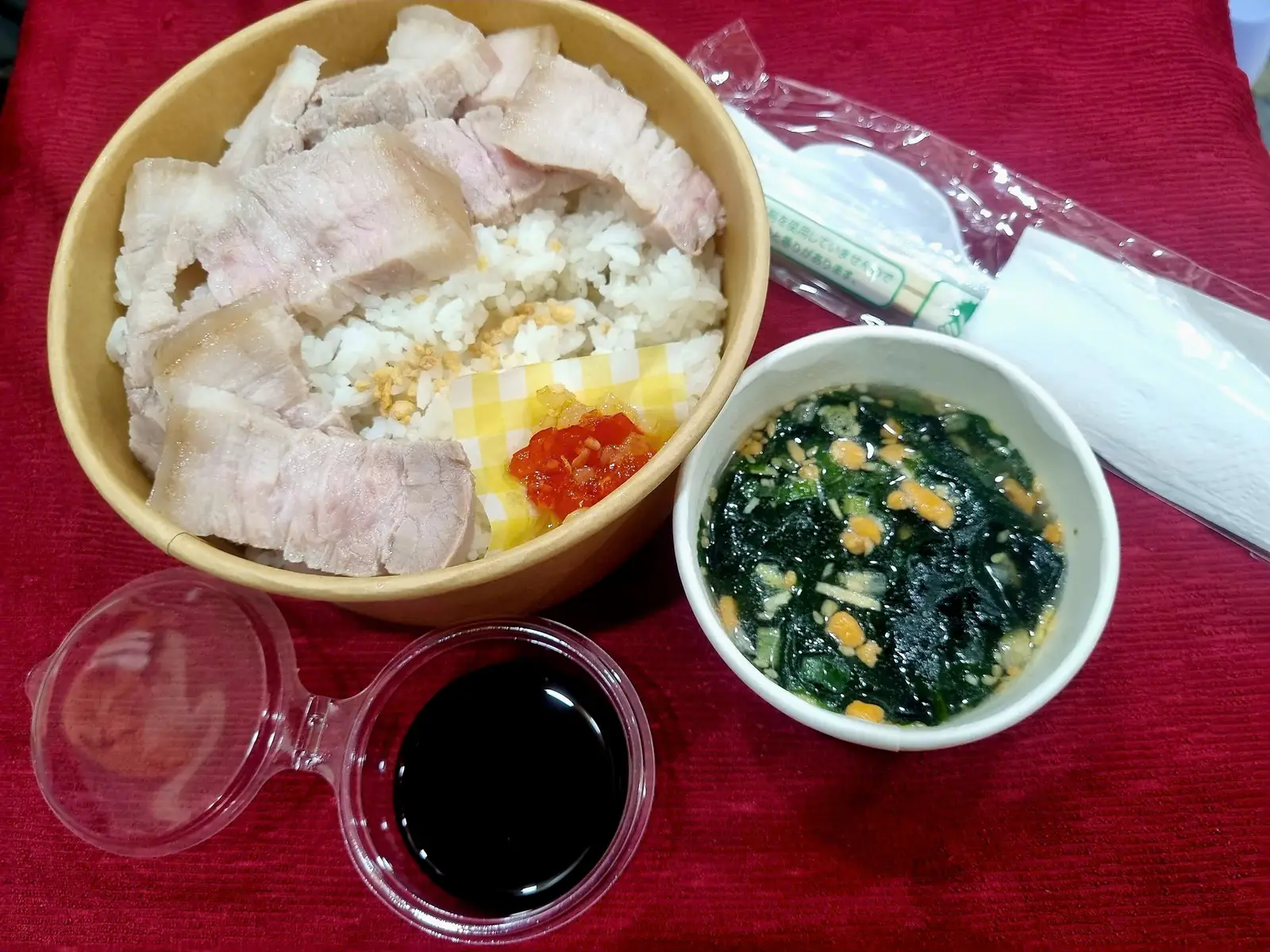 Hình ảnh Cơm ba rọi heo kèm sốt sa tế