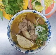 Hình ảnh Bún bò nạm chả giò