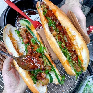 Hình ảnh Bánh mì thịt xiên vừa