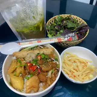 Hình ảnh Bún riêu, cá  .đậu  ,giò  tai. mọc 