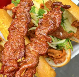 Hình ảnh Bánh mì muối ớt kẹp thịt xiên