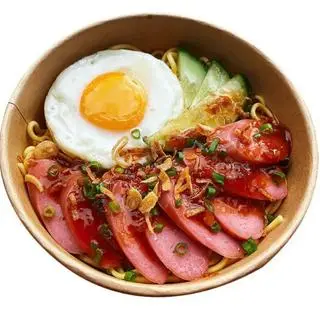 Hình ảnh Mì trộn trứng - xúc xích