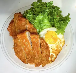 Hình ảnh Mì trộn chả cốm - trứng opla - salad